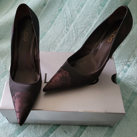 Aldo Shoes - Vintage Aldo Size 39EU (Size 8 USA) Black Satin 4" Heels W/Copper Floral Print